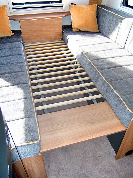 This structure of frame and wooden slats ( Easy Bed Make Up System ) helps in the transformation of the lounge in to a sleeping area.